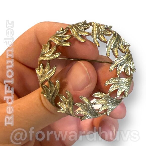 Brass-Toned Wreath Shaped Brooch - Vintage Nostalgia - Picture 9 of 11